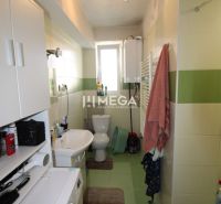 NA PREDAJ - 3 izbový byt na Švermovej ul. v meste Stakčín - Kúpeľňa s umývadlom, práčkou a WC v 3-izbovom byte s obkladom v zelenej farbe.