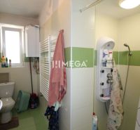 NA PREDAJ - 3 izbový byt na Švermovej ul. v meste Stakčín - Kúpeľňa so sprchovacím kútom, zelené a biele obklady v 3-izbovom byte.
