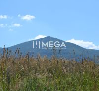 NOVÁ CENA-PREDAJ POZEMKU Zemplínske Hámre (2918 m2) - Pozemky - bývanie v Zemplínskych Hámroch s horským výhľadom a modrou oblohou v pozadí.