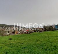 NA PREDAJ dom s veľkým pozemkom v meste Humenné - Pohľad z Brestovskej ulice na Rodinné domy v Humennom obklopené zeleňou a prírodou.