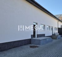 PREDAJ OBCHODNÉHO PRIESTORU v HUMENNOM (sídlisko 2A) - Budova obchodných priestorov na Tyršovej ulici v Humennom, parkovisko so zámkovou dlažbou.