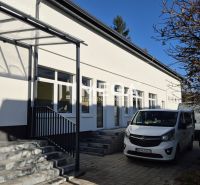PREDAJ OBCHODNÉHO PRIESTORU v HUMENNOM (sídlisko 2A) - Budova s obchodnými priestormi na Tyršovej ulici v Humennom, zaparkované autá, strom.