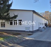 PREDAJ OBCHODNÉHO PRIESTORU v HUMENNOM (sídlisko 2A) - Budova obchodných priestorov na Tyršovej ulici v Humennom obklopená stromami.