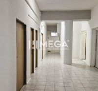 PRENÁJOM obchodných priestorov (36 m2) v CENTRE MESTA HUMENNÉ - Chodba s bielymi stenami a viacerými dverami v Kancelárii.