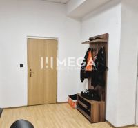 PRENÁJOM obchodných priestorov (36 m2) v CENTRE MESTA HUMENNÉ - Kancelárie s policou, vešiakom a podlahou s dreveným dekorom.