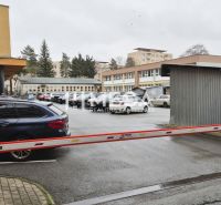 PRENÁJOM obchodných priestorov (36 m2) v CENTRE MESTA HUMENNÉ - Parkovisko pred kanceláriami na ul. 26. novembra v Humennom s rampou a autami.