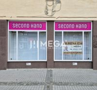 PRENÁJOM OBCHODNÉHO PRIESTORU PRIAMO V CENTRE HUMENNÉHO - Obchodné priestory na Námestí Slobody v Humennom, so vstupnými dverami a širokými výkladmi.