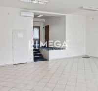PRENÁJOM OBCHODNÉHO PRIESTORU PRIAMO V CENTRE HUMENNÉHO - Prázdne obchodné priestory s bielymi stenami a keramickou dlažbou na podlahe.