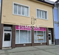PRENÁJOM OBCHODNÉHO PRIESTORU PRIAMO V CENTRE HUMENNÉHO - Obchodné priestory na Námestí Slobody v Humennom s výkladmi a reklamou na prenájom.