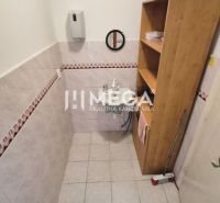 PRENÁJOM OBCHODNÉHO PRIESTORU PRIAMO V CENTRE HUMENNÉHO - Kúpeľňa v obchodných priestoroch s umývadlom, poličkami a dlažbou na stenách.