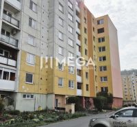 PRENÁJOM 3-izbového bytu (76 m2) v Humennom Sídlisko pod Sokolejom - Bytový dom na Partizánskej ulici v Humennom, vhodný pre 3-izbový byt, s autami.