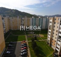 PRENÁJOM 3-izbového bytu (76 m2) v Humennom Sídlisko pod Sokolejom - Pohľad na sídlisko s panelákmi na Partizánskej ulici v Humennom, obklopené zeleňou.