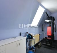 PREDAJ RODINNÉHO DOMU v obci KOŠKOVCE - Izba v rodinnom dome so športovým náradím a nábytkom.