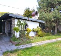 PREDAJ RODINNÉHO DOMU v obci KOŠKOVCE - Exteriér rodinného domu v Koškovciach s terasou a bohatou zeleňou v záhrade.