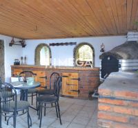 PREDAJ RODINNÉHO DOMU v obci KOŠKOVCE - Rodinný dom s exteriérovým krytom a posedením, Koškovce, tehlové i drevené prvky architektúry.