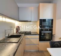 NOVÁ CENA-PREDAJ ZREKONŠTRUOVANÉHO 2-IZBOVÉHO BYTU (50 m2) S LODŽIOU H - Kuchyňa v 2-izbovom byte s indukčnou varnou doskou a modernými spotrebičmi.