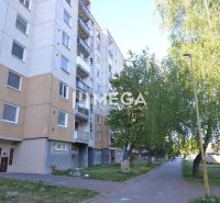 NOVÁ CENA-PREDAJ ZREKONŠTRUOVANÉHO 2-IZBOVÉHO BYTU (50 m2) S LODŽIOU H - Bytový dom s chodníkom, zeleňou a stromami na Košickej ulici v Humennom.