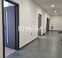 PRENÁJOM kancelárie blízko centra Humenného (15,20 m2) - Chodba s viacerými kanceláriami, dlažbou a otvorenými dverami v kanceláriách.