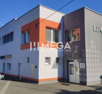 PRENÁJOM kancelárie blízko centra Humenného (15,20 m2) - Budova kancelárií na ulici Lipová v Humennom s čistou fasádou a parkovaním.