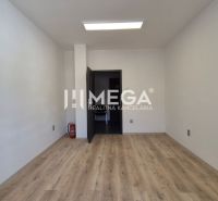PRENÁJOM kancelárie blízko centra Humenného (15,20 m2) - Kancelárie s podlahou v drevenom dekore, biele steny a požiarna bezpečnostná výbava.