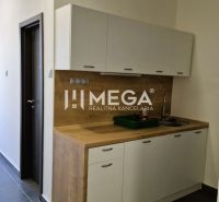 PRENÁJOM kancelárie blízko centra Humenného (15,20 m2) - Kuchynský kút v kancelárii s dreveným dekorom a veľkým oknom.