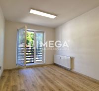 PRENÁJOM kancelárie blízko centra Humenného (15,20 m2) - Kancelária s veľkým oknom, podlahou s dreveným dekorom a radiátorom.