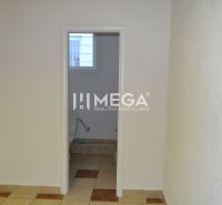 PRENÁJOM OBCHODNÉHO PRIESTORU (54 m2) ulica MIEROVÁ HUMENNÉ - Interiér obchodných priestorov s dlažbou a vstupom do miestnosti.
