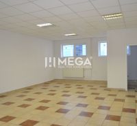 PRENÁJOM OBCHODNÉHO PRIESTORU (54 m2) ulica MIEROVÁ HUMENNÉ - Interiér obchodných priestorov s dlažbou a bielymi stenami, dvojitými oknami a osvetlením.