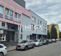 PRENÁJOM kancelárskych priestorov (42 m2) v CENTRE MESTA HUMENNÉ - Budovy s obchodmi a kanceláriami na ulici Osloboditeľov v Humennom, zaparkované autá.