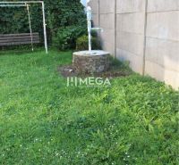 Na predaj rodinný dom v obci Belá nad Cirochou - Záhrada s trávnikom a studňou pri rodinnom dome na Staničnej ulici v Belej nad Cirochou.