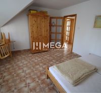 Na predaj rodinný dom s obrovským pozemkom – Pčoline - Spálňa v rodinnom dome s dreveným nábytkom a dlažbou.