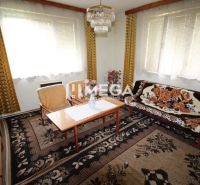 REZERVOVANÝ - Pôvodný rodinný dom v obci Dlhé nad Cirochou - Obývačka v rodinnom dome s kobercom, gaučom a lustrom.