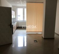 SKVELÁ PONUKA – POLYFUNKČNÝ OBJEKT NA PREDAJ | SNINA - Interiér s dlažbou, kuchynskou linkou a vertikálnymi žalúziami v budove.