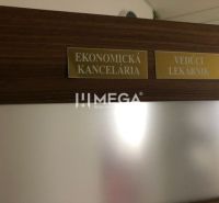 SKVELÁ PONUKA – POLYFUNKČNÝ OBJEKT NA PREDAJ | SNINA - Drevený dekor na dverách s menovkami Ekonomická kancelária a Vedúci lekárnik.