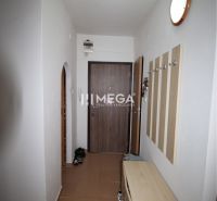 Na predaj - zrekonštruovaný 2-izbový byt Snina - Chodba 2-izbového bytu s vešiakovou stenou, botníkom a hnedými dlaždicami.