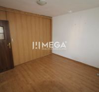 EXKLUZÍVNE na predaj 3 izbový byt v meste Snina - Izba v 3-izbovom byte s podlahou s dreveným dekorom a vstavanou skriňou.