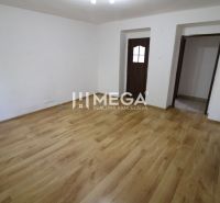 EXKLUZÍVNE na predaj 3 izbový byt v meste Snina - Izba v 3-izbovom byte s podlahou s dreveným dekorom a bielymi stenami.