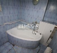 EXKLUZÍVNE na predaj 3 izbový byt v meste Snina - Kúpeľňa s modrými obkladačkami a vaňou v 3-izbovom byte.