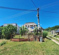NA PREDAJ - Rodinný dom s pozemkom 3 277 m² v Snine - Rodinný dom na Jesenského ulici v Snine obklopený zeleňou a oplotením.