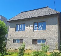 NA PREDAJ - Rodinný dom s pozemkom 3 277 m² v Snine - Rodinný dom na Jesenského ulici v Snine, obklopený zeleňou a stromami.