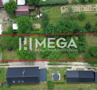 NA PREDAJ - Rodinný dom s pozemkom 3 277 m² v Snine - Rodinný dom na Jesenského ulici v Snine s rozsiahlou záhradou a zeleňou.