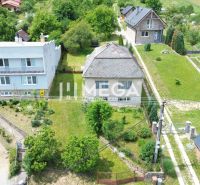 NA PREDAJ - Rodinný dom s pozemkom 3 277 m² v Snine - Rodinný dom na Jesenského ulici v Snine obklopený záhradou a okolitými domami.