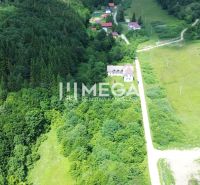 Investičný stavebný pozemok v oblasti Danová - 2 200m2 - Letecký pohľad na pozemky - bývanie obklopené zeleňou v Medzilaborciach na Danovej ulici.