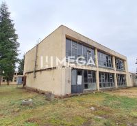 EXKLUZÍVNE NA PREDAJ budova na sídlisku 2A v meste Humenné - Budova na Tyršovej ulici v Humennom, obklopená zeleňou a dvomi veľkými stromami.