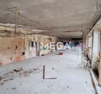 EXKLUZÍVNE NA PREDAJ budova na sídlisku 2A v meste Humenné - Opustená miestnosť s olupujúcimi sa stenami a graffiti v budove.