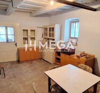 ZNÍŽENÁ CENA -  NA PREDAJ Dom v obci Kochanovce - Izba v rodinnom dome so starším nábytkom a stolom, bez dekoračnej podlahy.