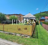 ZNÍŽENÁ CENA -  NA PREDAJ Dom v obci Kochanovce - Rodinný dom v Kochanovciach na ulici Kochanovce s predzáhradkou a dreveným plotom.