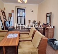 ZNÍŽENÁ CENA -  NA PREDAJ Dom v obci Kochanovce - Obývacia miestnosť v rodinnom dome so starožitným nábytkom a sedacou súpravou.