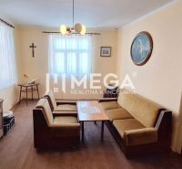 ZNÍŽENÁ CENA -  NA PREDAJ Dom v obci Kochanovce - Obývacia izba v rodinnom dome s pohovkou a dreveným dekorom podlahy.