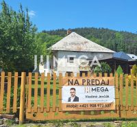 ZNÍŽENÁ CENA -  NA PREDAJ Dom v obci Kochanovce - Rodinný dom na predaj v obci Kochanovce stojí za plotom so zeleňou.